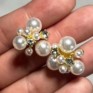 Pearl flower stud earrings; nwot